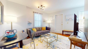 Chic 2br With Modern Comforts